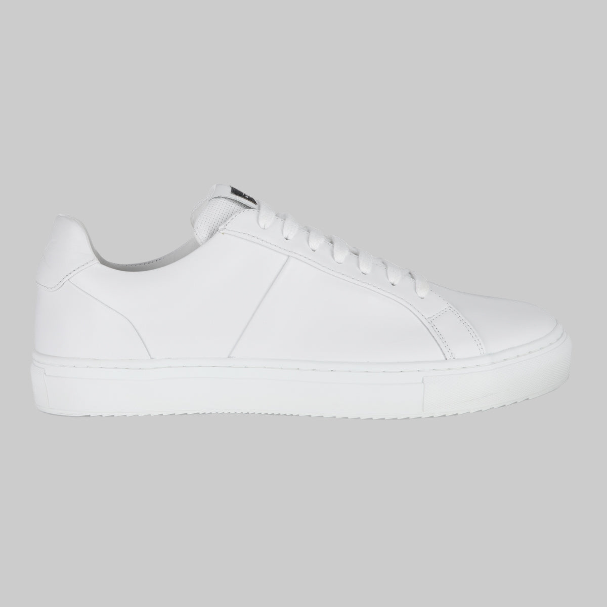 wahts white sneaker with rubber sole and cotton laces