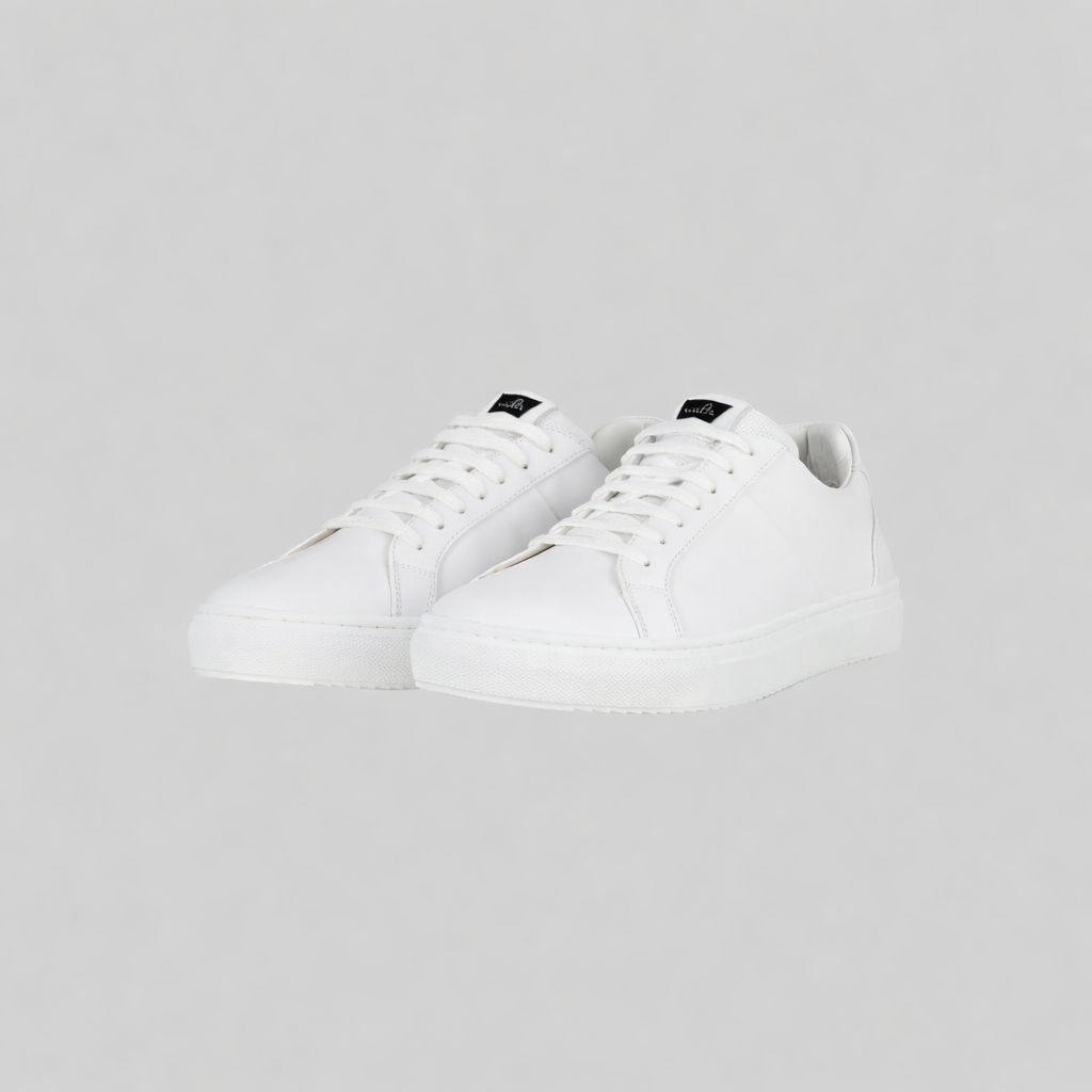 wahts white sneaker with rubber sole and cotton laces